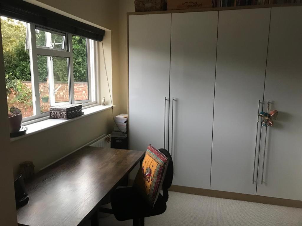Serene Spacious Room Staines-upon-Thames Exterior photo