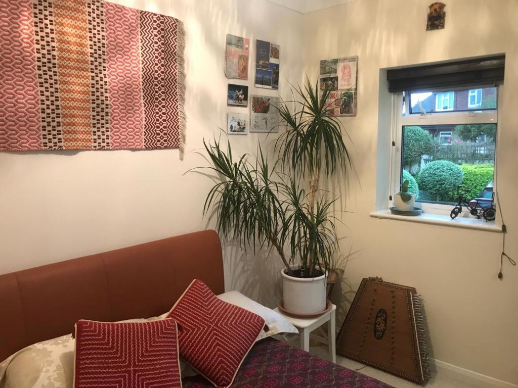 Serene Spacious Room Staines-upon-Thames Exterior photo