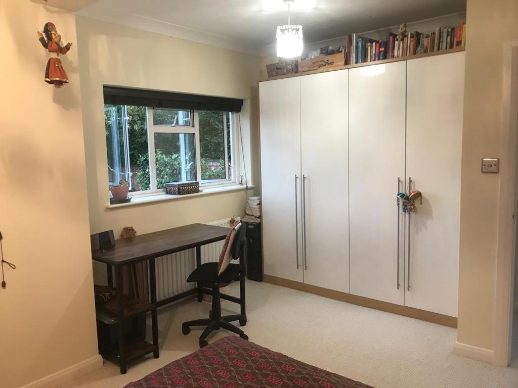 Serene Spacious Room Staines-upon-Thames Exterior photo