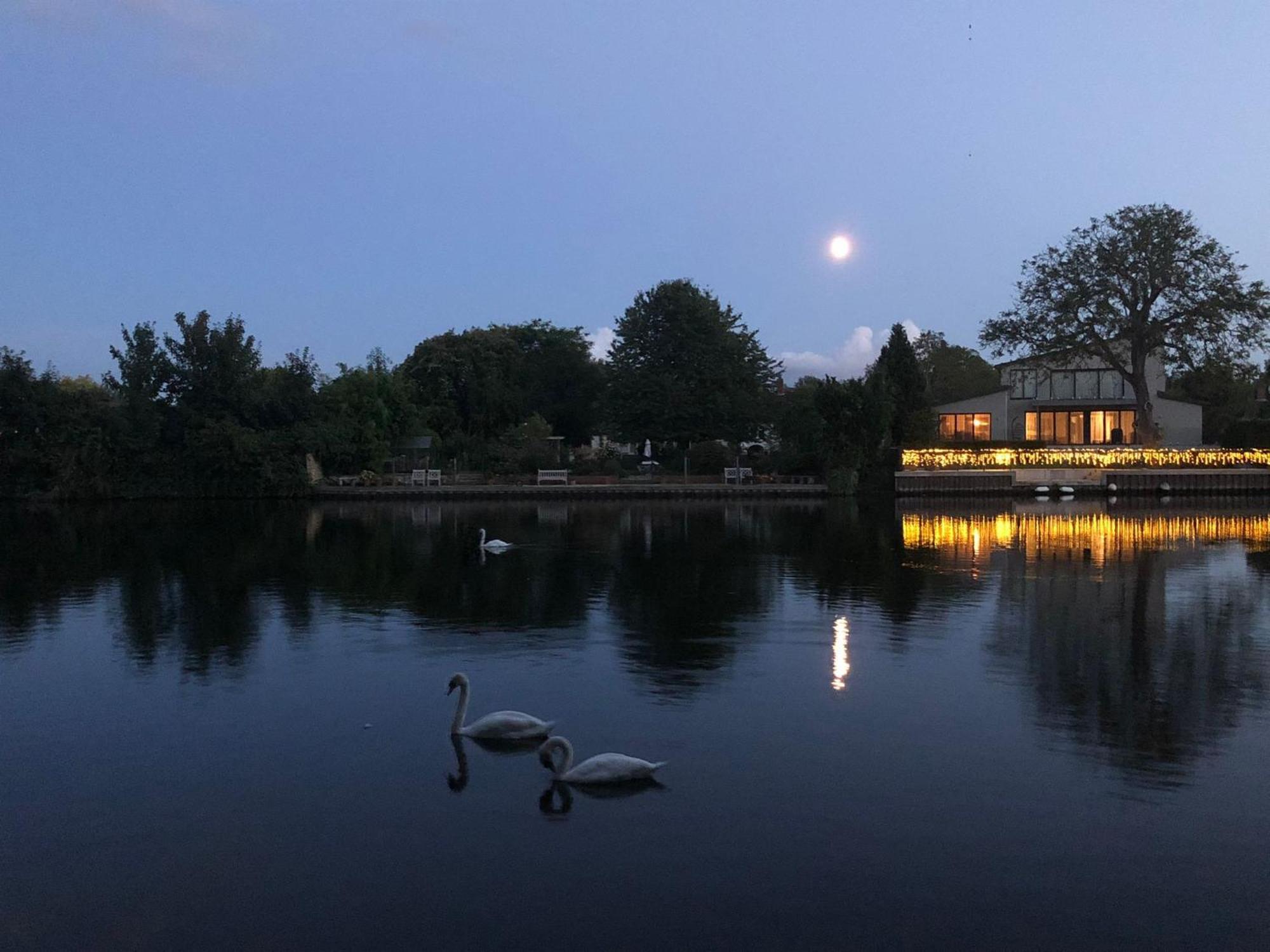 Serene Spacious Room Staines-upon-Thames Exterior photo