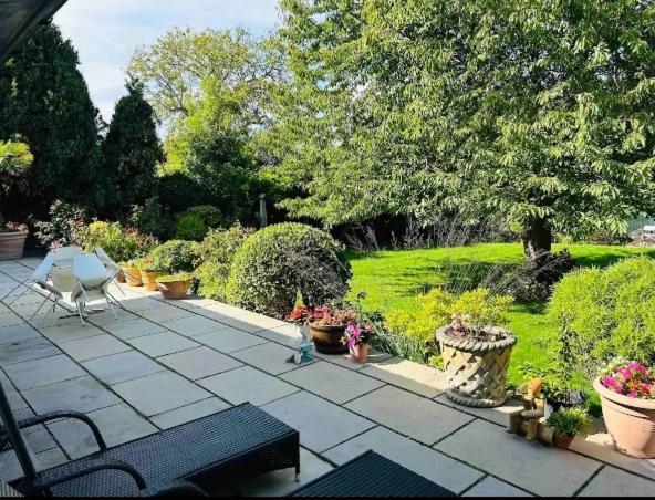 Serene Spacious Room Staines-upon-Thames Exterior photo