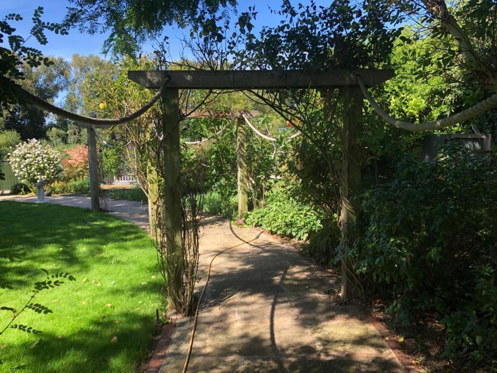 Serene Spacious Room Staines-upon-Thames Exterior photo